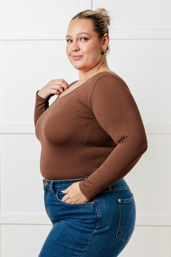 Bring in the Basics Seamless Reversible V-Neck Coffee For Sale - Image 3